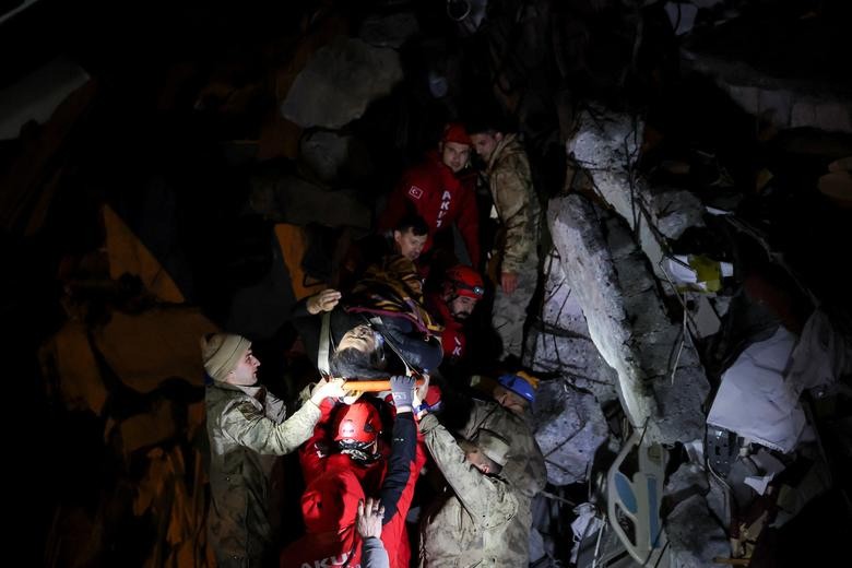 [Ảnh] Lực lượng cứu nạn Thổ Nhĩ Kỳ và Syria làm việc xuyên đêm để tìm kiếm người sống sót ảnh 4
