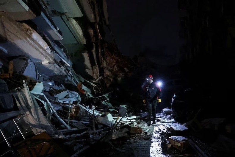 [Ảnh] Lực lượng cứu nạn Thổ Nhĩ Kỳ và Syria làm việc xuyên đêm để tìm kiếm người sống sót ảnh 3