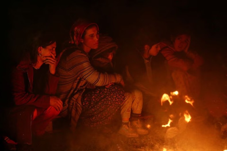 [Ảnh] Lực lượng cứu nạn Thổ Nhĩ Kỳ và Syria làm việc xuyên đêm để tìm kiếm người sống sót ảnh 6