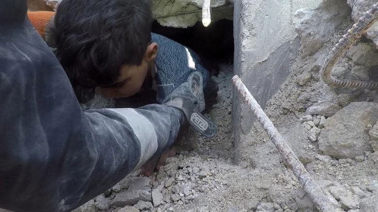 [Ảnh] Nỗ lực tìm kiếm người sống sót sau trận động đất ở Thổ Nhĩ Kỳ và Syria ảnh 12