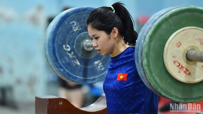 Mỗi ngày, tại Trung tâm Huấn luyện thể thao quốc gia Hà Nội, các thành viên đội tuyển Cử tạ Việt Nam vẫn bám trụ luyện tập với quyết tâm sẽ đem đến những thành tích vinh quang cho nước nhà trong kỳ SEA Games 32.