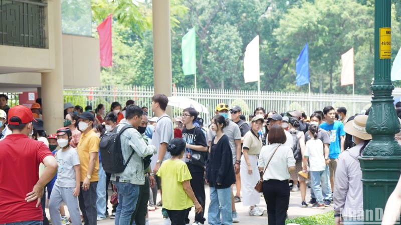 Người dân xếp hàng mua vé tham quan Hội trường Thống Nhất trong sáng 30/4.