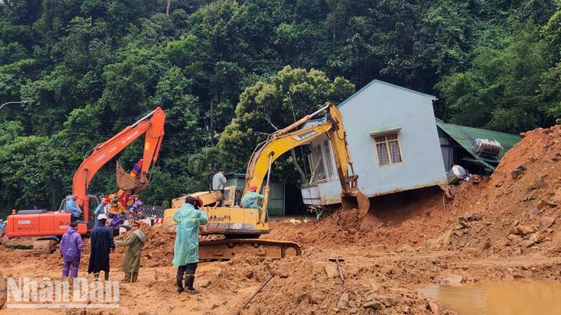 Phó Thủ tướng Trần Lưu Quang đến hiện trường chỉ đạo khắc phục sự cố sạt lở trên đèo Bảo Lộc ảnh 2