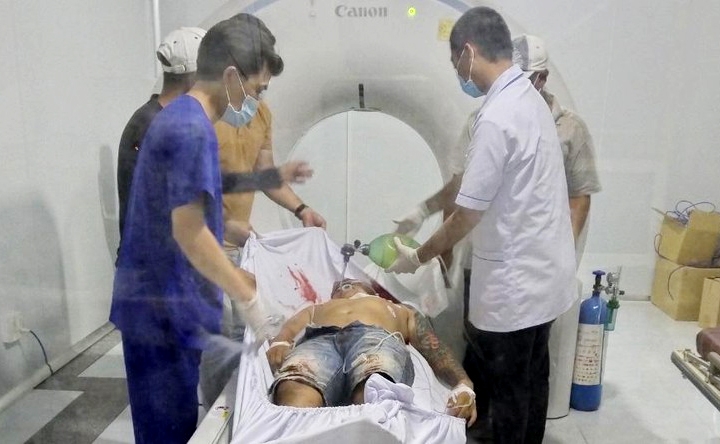 Một người được cấp cứu trong vụ nổ súng làm chết tại chỗ 2 người ở ấp Bến Tràm, xã Cửa Dương, TP. Phú Quốc ngày 27-10.