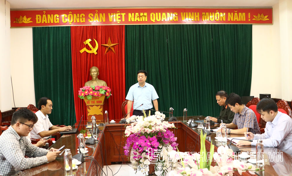 Phó Chủ tịch UBND TP. Phổ Yên Trần Xuân Trường cung cấp thông tin cho đại diện các cơ quan báo chí ngày 8-11.
