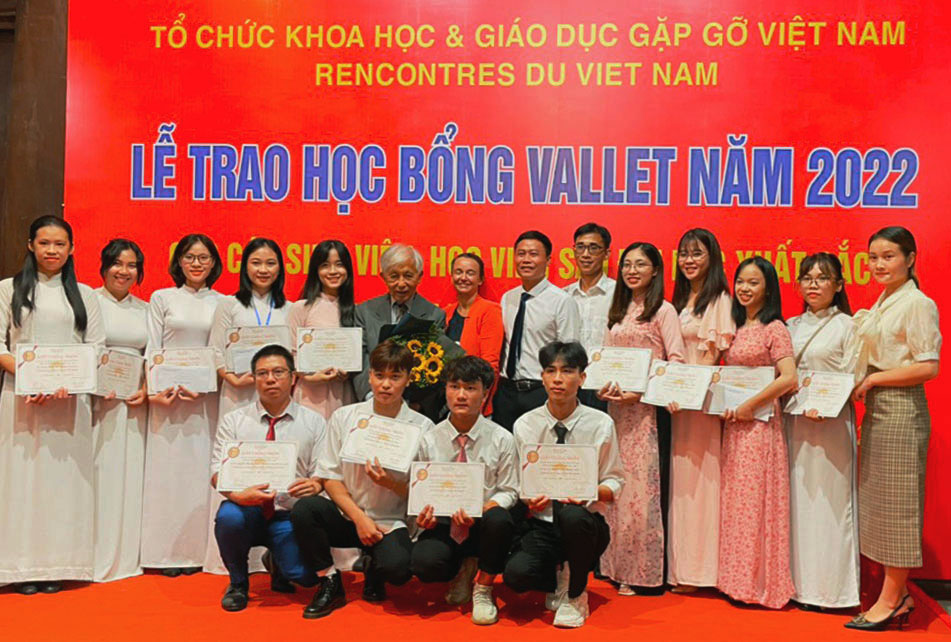 12 sinh viên xuất sắc của Đại học Thái Nguyên được nhận học bổng Vallet 2022.