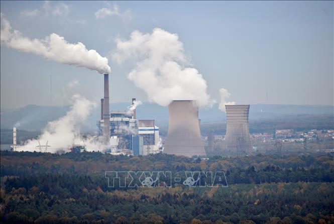 Khí thải bốc lên từ nhà máy ở Saint-Avold, miền đông nước Pháp. Ảnh minh họa: AFP/TTXVN