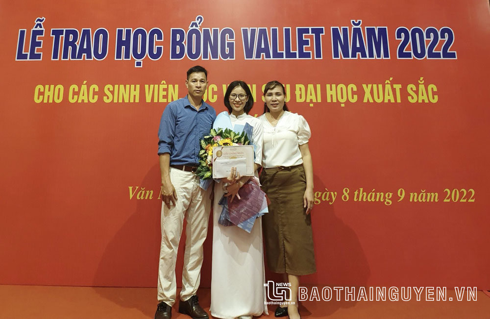 Nguyễn Thị Minh Nguyệt, sinh viên năm thứ 4 chuyên ngành Sư phạm Vật lý của Trường Đại học Sư phạm Thái Nguyên và bố mẹ khi nhận học bổng Vallet.