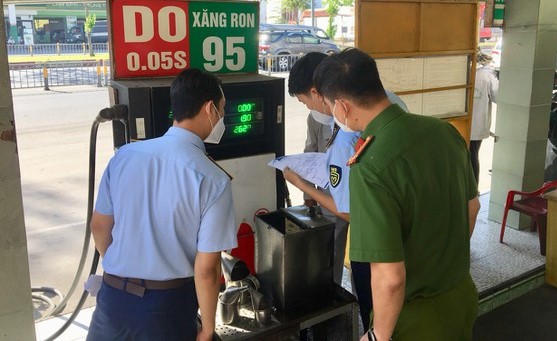 Liên ngành Quản lý thị trường, Công an... kiểm tra tại một cây xăng.