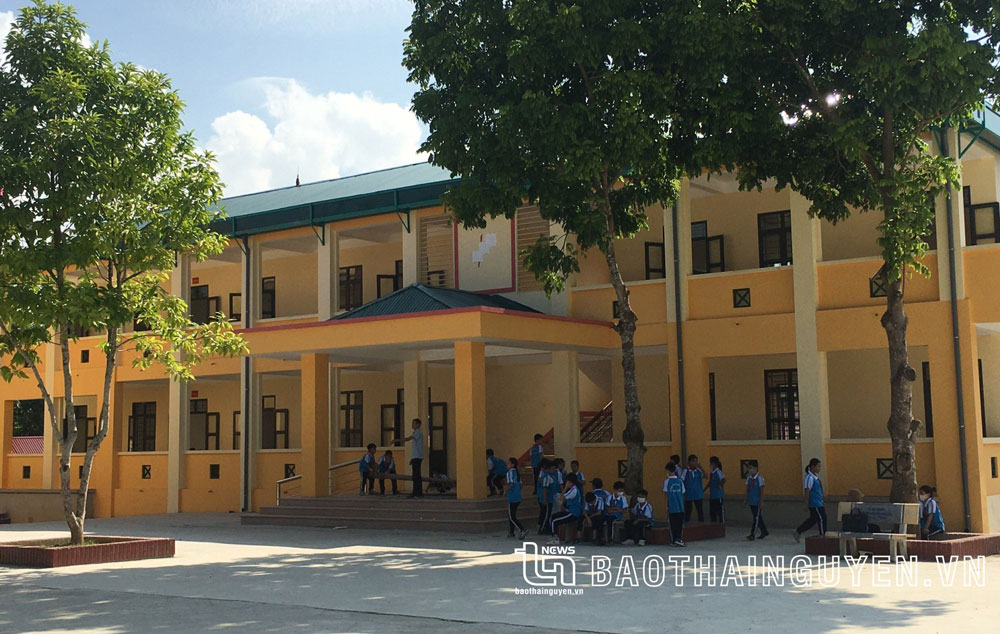 Dãy nhà 2 tầng 6 phòng học của Trường THCS Yên Đổ được xây dựng khang trang, sạch đẹp.