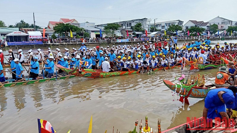 Các đội đua ra mắt tại lễ khai mạc giải đua ghe ngo mở rộng tại tỉnh Trà Vinh.