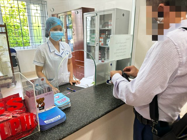 Bệnh nhân điều trị thuốc ARV tại Trung tâm Y tế quận Nam Từ Liêm. Ảnh: Thùy Chi