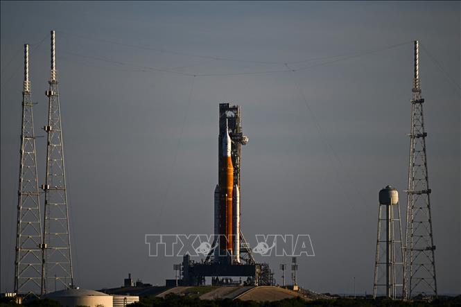 Tên lửa đẩy của hệ thống Artemis 1 tại bệ phóng ở trung tâm vũ trụ Kennedy thuộc Cape Canaveral, bang Florida (Mỹ) ngày 6/9/2022. Ảnh: AFP/TTXVN