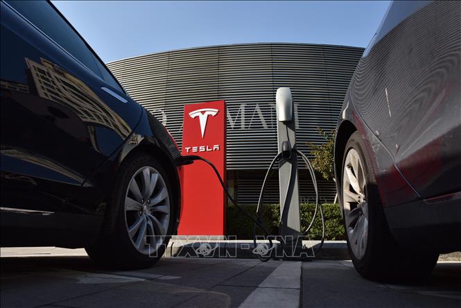 Xe điện của Tesla tại một trạm sạc điện ở Bắc Kinh (Trung Quốc). Ảnh minh họa: AFP/TTXVN