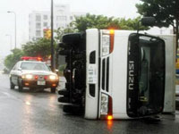 Bão lớn đổ vào Nhật Bản, 12 thủy thủ mất tích