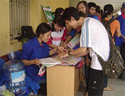 Phát 55 nghìn bản đồ Hà Nội tặng các thí sinh