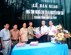 Bàn giao nhà tình nghĩa cho gia đình thương binh Nguyễn Văn Táo