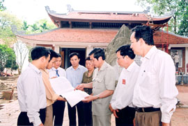 Đồng chí Bí thư Tỉnh uỷ kiểm tra việc sửa chữa, tôn tạo Khu di tích 27-7