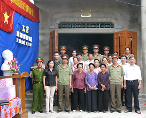 Trao tặng nhà tình nghĩa