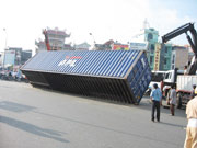 Container chắn ngang đường gây ùn tắc giao thông