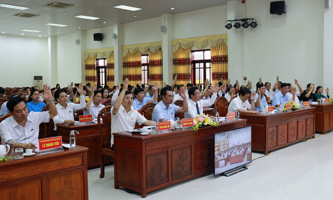 Thảo luận, biểu quyết thông qua 16 nghị quyết quan trọng