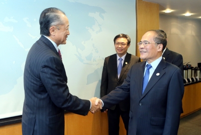 Chủ tịch QH Nguyễn Sinh Hùng gặp Chủ tịch Ngân hàng Thế giới Gim Châng Kim