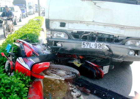 Xe tải "nuốt" 4 xe máy chờ đèn đỏ, 3 người nguy kịch