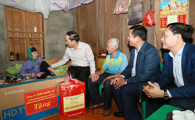 Đồng chí Bí thư Tỉnh ủy dự Chương trình "Tuần cao điểm Tết vì người nghèo" tại Võ Nhai