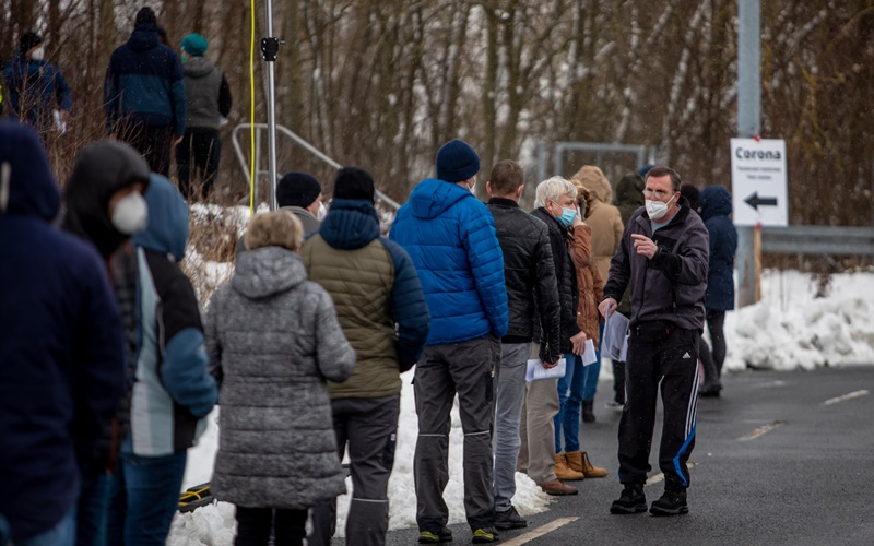 Nhiều nước siết chặt biên giới để ngăn chặn sự tấn công của biến thể mới