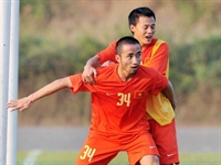 Công Minh quyết định mổ gối tại Việt Nam