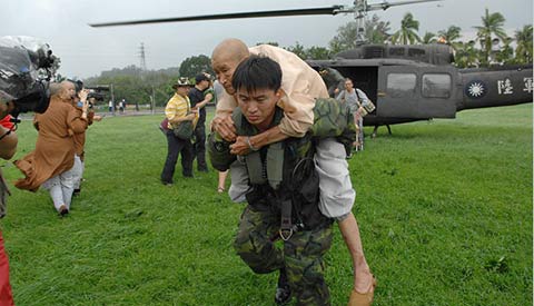 Một cụ già được lực lượng cứu hộ đưa khỏi làng Shiao Lin. 