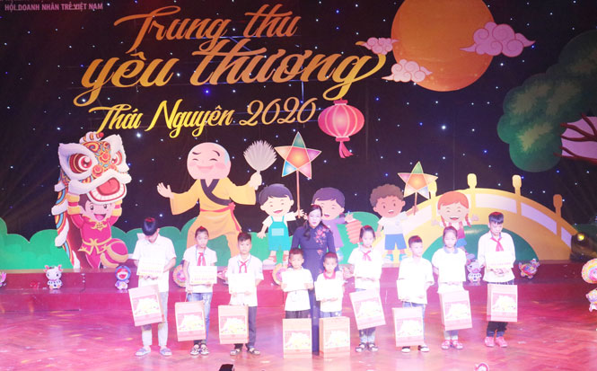 Nhiều phần quà ý nghĩa tại Chương trình “Trung thu yêu thương” năm 2020