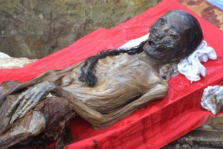 Thi hài vua Lê Dụ Tông chuẩn bị được hoàn táng