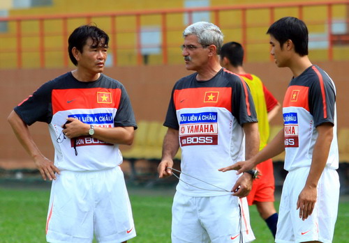 Tìm kiếm HLV cho bóng đá VN: Cần có sự dung hoà