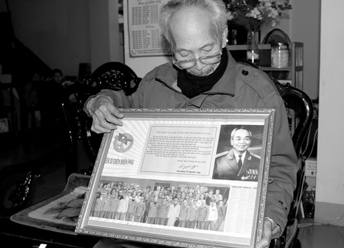 Gặp người lính hỏi cung tướng Đờ Cát