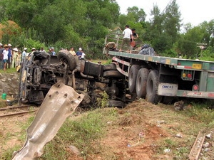 Quốc lộ 70 qua Yên Bái bị tắc do lật xe container