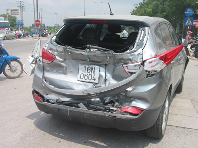 5 ô tô đâm liên hoàn, hành khách hoảng loạn