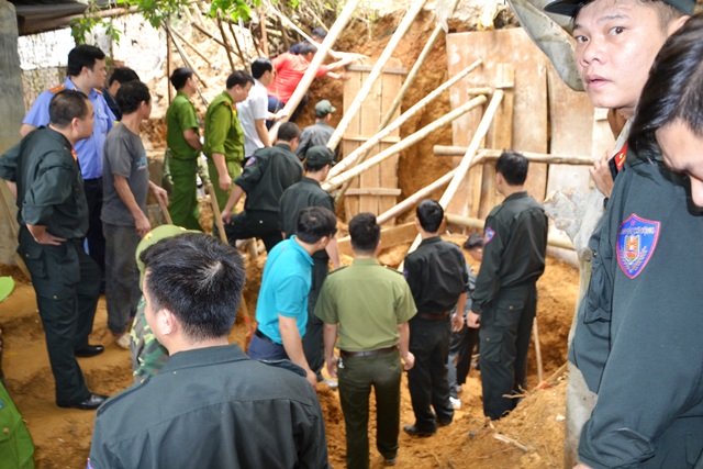 Sập đất làm ba người chết tại Lào Cai