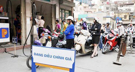 Xăng tăng giá hơn 400 đồng/lít