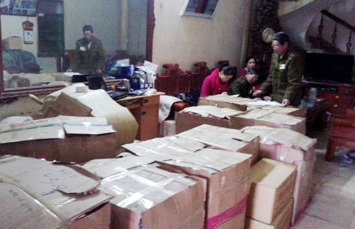 Tạm giữ 500 hộp mứt Tết ghi sai ngày sản xuất