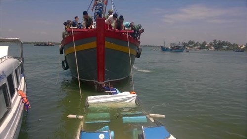 Bộ đội Biên phòng Quảng Nam trục vớt 3 ca-nô bị chìm tại Cửa Đại