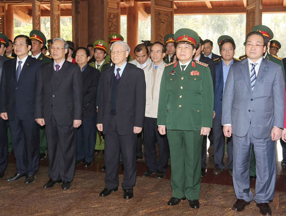 Tổng Bí thư Nguyễn Phú Trọng dâng hương tưởng niệm Bác Hồ tại Khu Di tích K9