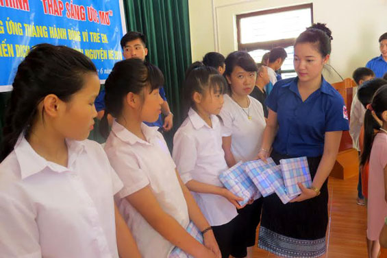 Thăm, tặng quà học sinh có hoàn cảnh khó khăn