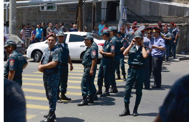 Đấu súng giữa cảnh sát Armenia và nhóm vũ trang đối lập