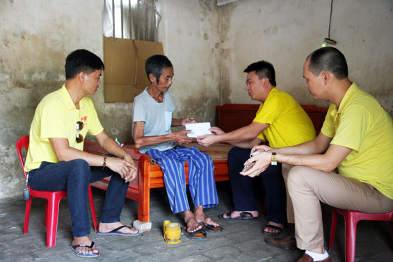 Đại diện các thành viên CLB Từ thiện Thái Nguyên trao 2 triệu đồng cho ông Lê Văn Yến, xóm Bãi Pháo, xã Khôi Kỳ (Đại Từ) là nạn nhân da cam có hoàn cảnh khó khăn.