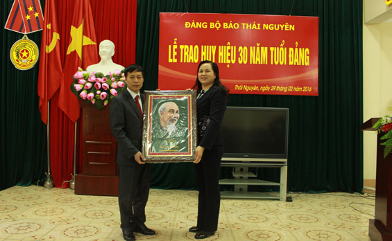 Trao Huy hiệu 30 năm tuổi Đảng