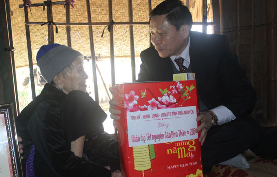 Tặng quà Nhân dịp Tết Nguyên đán