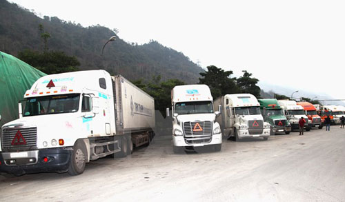 Hàng trăm xe container ùn tắc tại Cửa khẩu Quốc tế Thanh Thủy