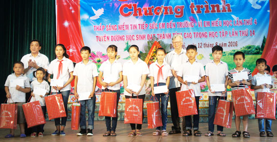 Trao học bổng cho học sinh nghèo hiếu học