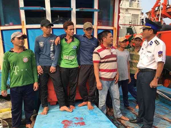 Tàu Cảnh sát biển 9002 cứu tàu cá cùng 8 ngư dân gặp nạn trên biển